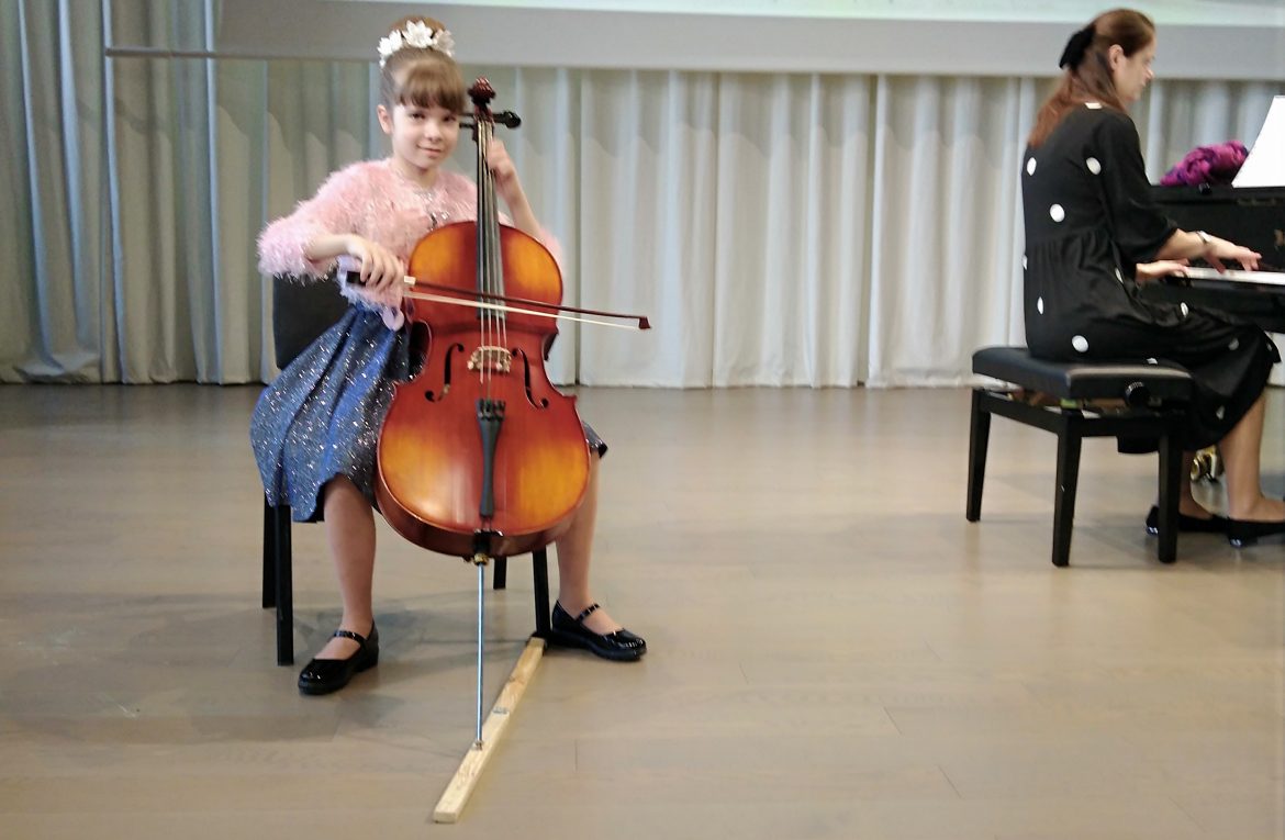 Учащаяся ГУО «Мостовская Детская школа искусств» по классу виолончели Карпова Анна на IV Международном Гранд-конкурсе «Талант года» 2022